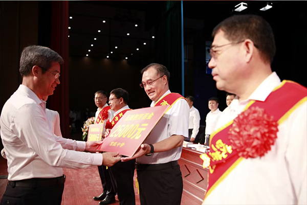 2024年新乡尊龙凯时人生就是博教育基金发放仪式隆重举行